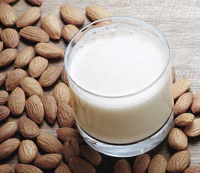 Tulang dan Otot Kuat dengan Minum Susu Almond